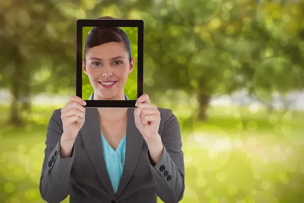 Donna d'affari in possesso di tablet digitale — Foto Stock