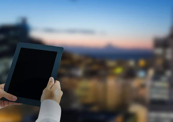 Manos con tableta en la ciudad — Foto de Stock