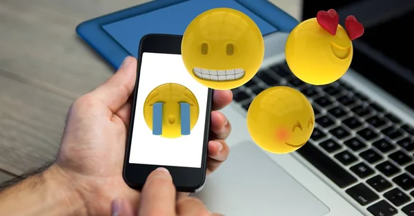 Manos usando emojis en el teléfono inteligente — Foto de Stock