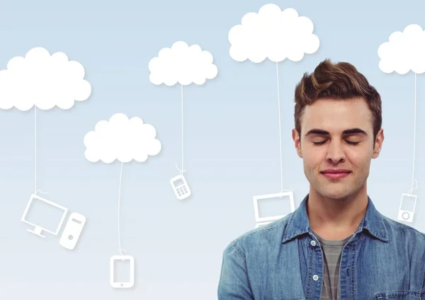 Mann mit geschlossenen Augen vor Wolken mit Geräten — Stockfoto