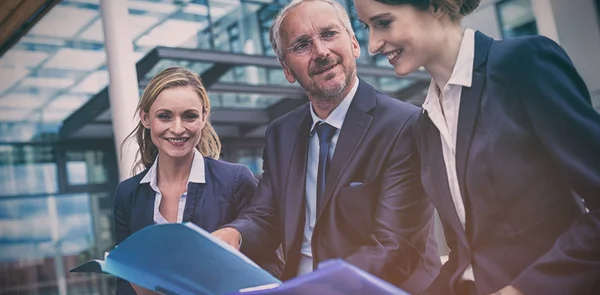 Empresarios discutiendo sobre documentos — Foto de Stock