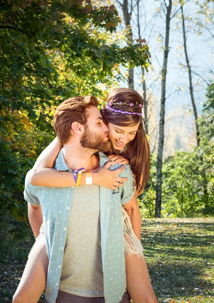 Para w góry. Pocałunek — Zdjęcie stockowe