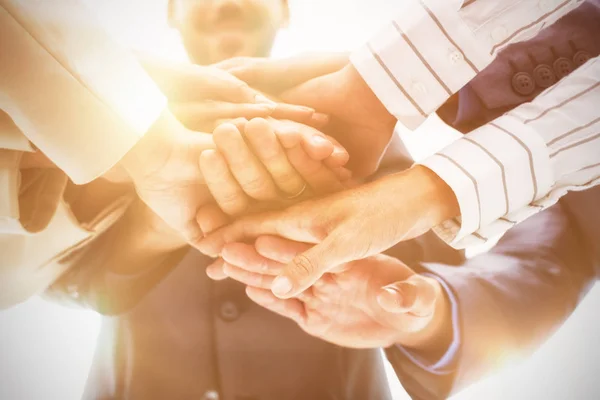 Business medarbetare stapling händer i office — Stockfoto