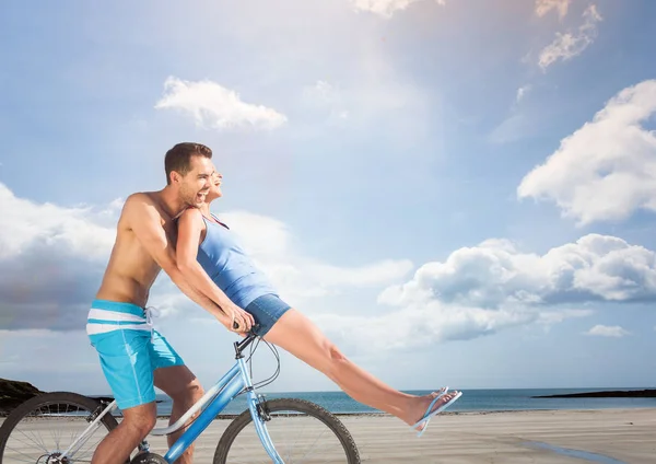 Couple sur le vélo . — Photo
