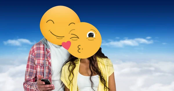 Csók emojis arcukon, segítségével okos telefon — Stock Fotó