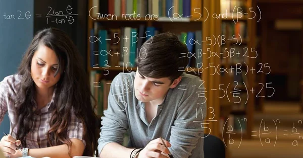 Étudiants masculins et féminins résoudre des équations — Photo