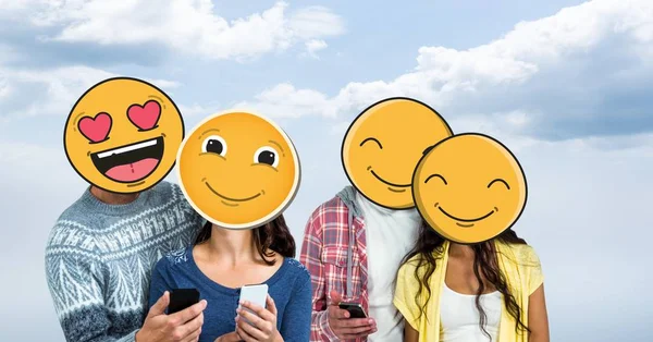 Män och kvinnor med mobiltelefoner och emojis över ansiktet — Stockfoto