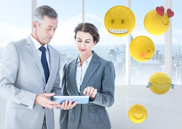 Üzletemberek, ablak- és emojis elleni tabletta — Stock Fotó