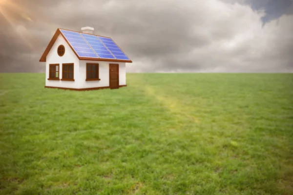 Dům se solárními panely — Stock fotografie