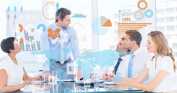 Immagine digitale composita di schermo futuristico su uomini d'affari in riunione — Foto Stock