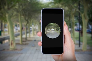 El ele tutuşan cep telefonu
