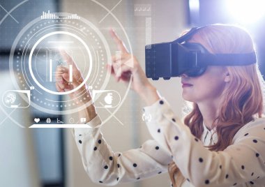 Sağlık Fitness arabirimi ile VR sanal gerçeklik kulaklık giyen kadın