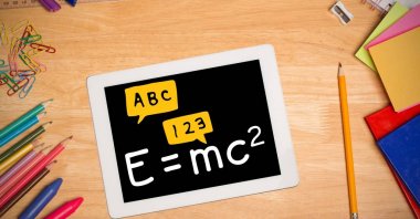 Tam renkli dijital tablet formülü kadeh üzerinde kalem ve okul malzemeleri ahşap üzerinde ta