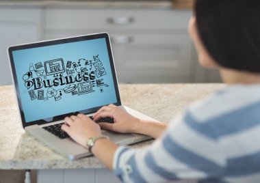 Kadın ile gösterilen laptop