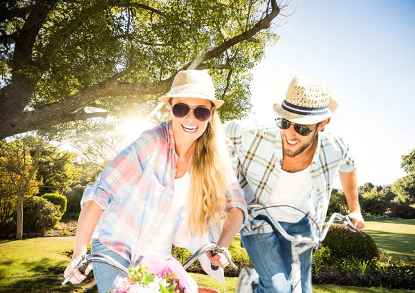 Pareja con bicicletas en el parque —  Fotos de Stock