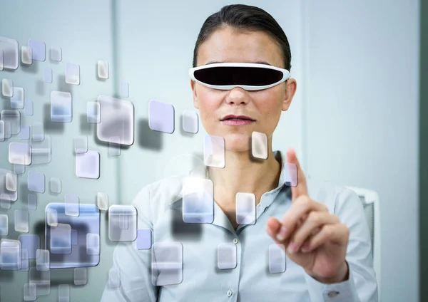 Mujer con VR Auriculares de realidad virtual con interfaz — Foto de Stock