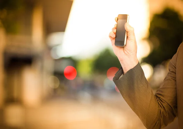 Geschäftsmann mit Telefon auf der Straße — Stockfoto