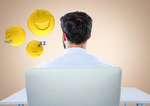 Indietro di uomo seduto con emoji contro sfondo crema — Foto Stock