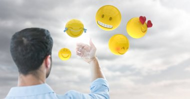 Arka cam aygıt emojis ve flare ile bulutlu gökyüzü karşı gidiyor adam