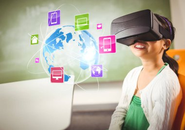 VR sanal gerçeklik kulaklık arabirimi ile giyen kız