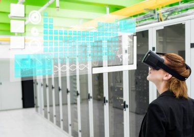 Kadının yanına Vr giyen sunucuları 