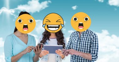 Arkadaş yüzleri emoji ile kaplı