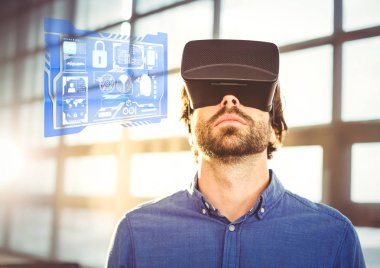 VR sanal gerçeklik kulaklık arabirimi ile giyen adam