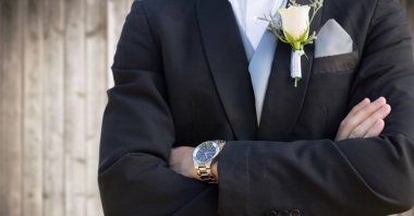 Orta bölüm bulanık ahşap panel karşı damat