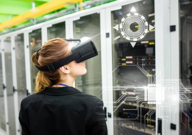 VR sanal gerçeklik kulaklık arabirimi ile giyen kadın