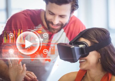 VR sanal gerçeklik kulaklık arabirimi ile giyen kadın