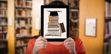 Bileşik görüntü dijital tablet yüzünü önünde tutan kadın