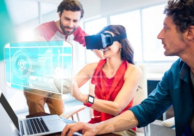 VR sanal gerçeklik kulaklık arabirimi ile giyen kadın