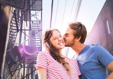 Şehirde kadın için bir öpücük vererek adam