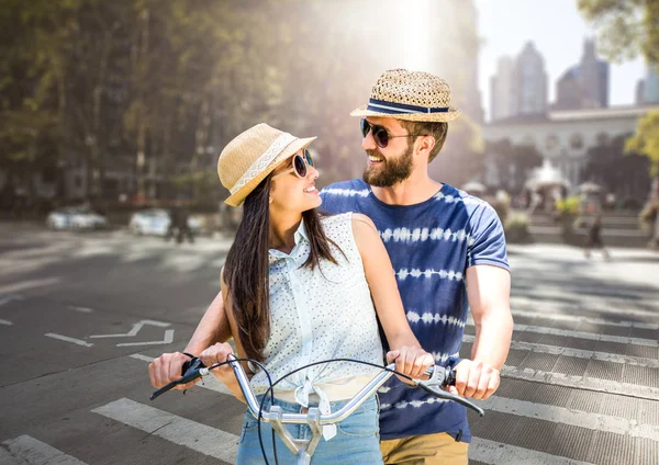 Para z rower w mieście — Zdjęcie stockowe
