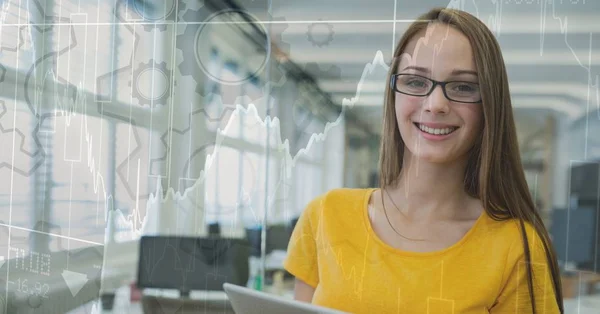 Femme en jaune au bureau — Photo