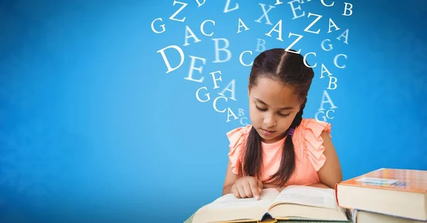 Mädchen lernt mit fliegenden Buchstaben — Stockfoto