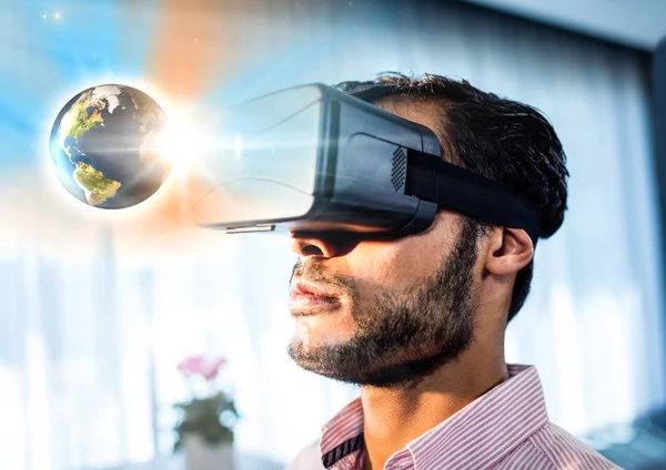 Muž na sobě Vr virtuální realita Headset s rozhraním — Stock fotografie