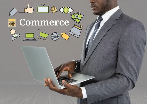 Man med laptop och Commerce text — Stockfoto