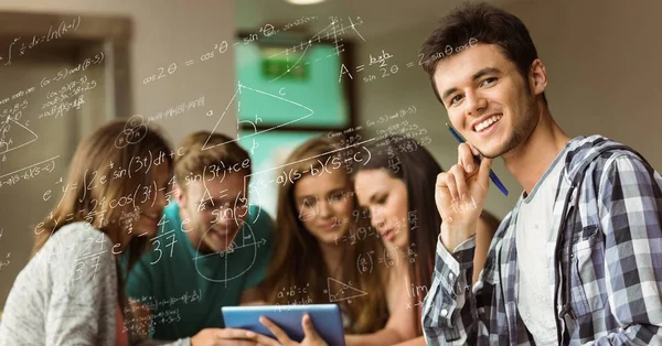 Garotas e garotos estudando com equação matemática — Fotografia de Stock