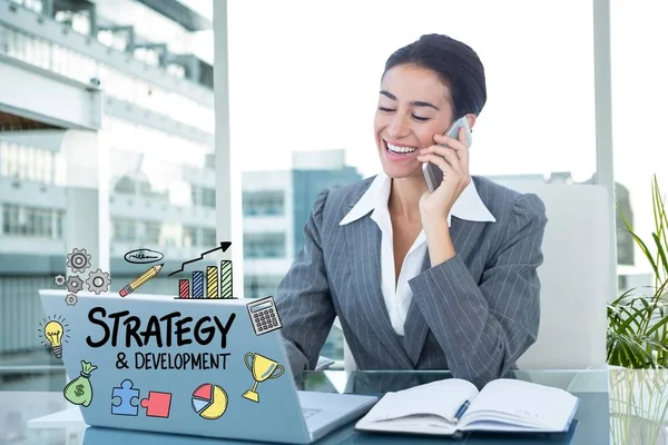 Digital generiertes Bild der Geschäftsfrau mit Handy und Laptop mit Strategiediagramm in der — Stockfoto