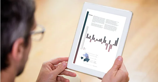 Üzletember, digitális tabletta a grafikonok elemzése — Stock Fotó