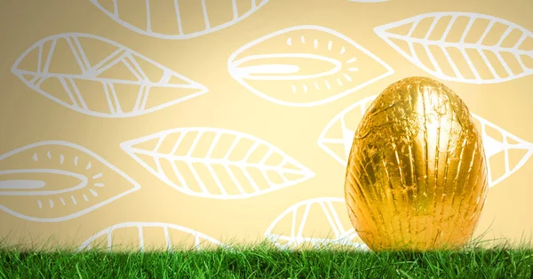 Paskalya yortusu yumurta yaprak desen önünde — Stok fotoğraf