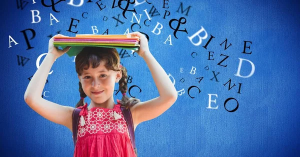 Niña llevando libros en la cabeza —  Fotos de Stock