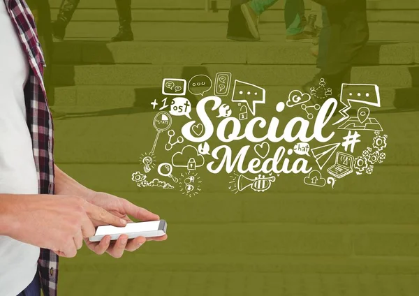 Mão com telefone e texto de mídia Social com desenhos gráficos — Fotografia de Stock