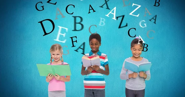 Kinder lesen Bücher mit Buchstaben — Stockfoto