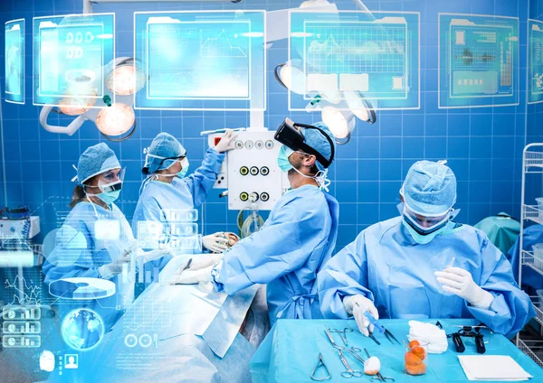 Médico usando fone de realidade Virtual — Fotografia de Stock