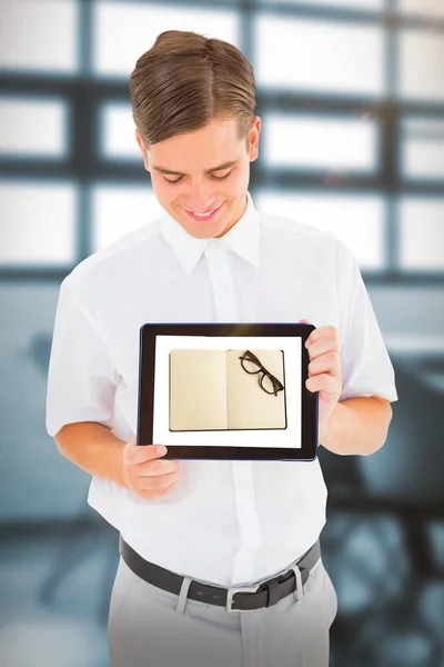 Uomo d'affari che mostra il suo tablet pc — Foto Stock