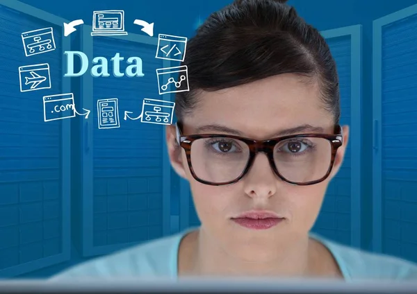 Vrouw op laptop met gegevenstekst — Stockfoto