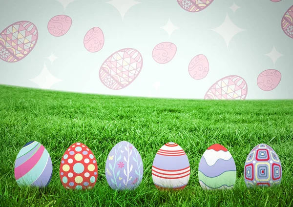 Пасхальные яйца на траве с рисунком — стоковое фото