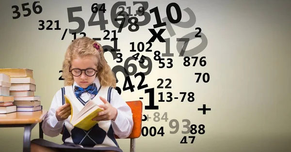 Девушка учится с летящими цифрами — стоковое фото